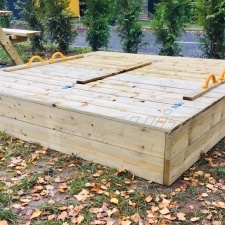 Sandbox with bench 2000 x 2000 mm